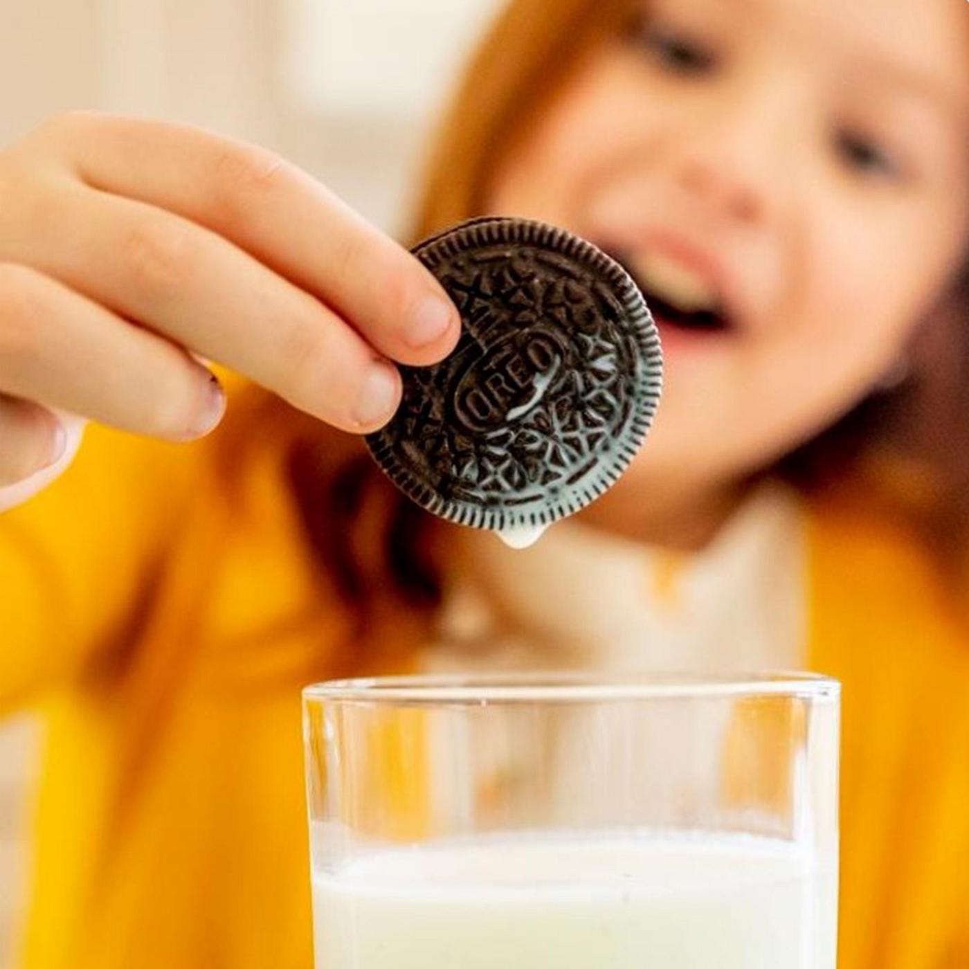 OREO Chocolate Sandwich Cookies Family Size; image 10 of 18