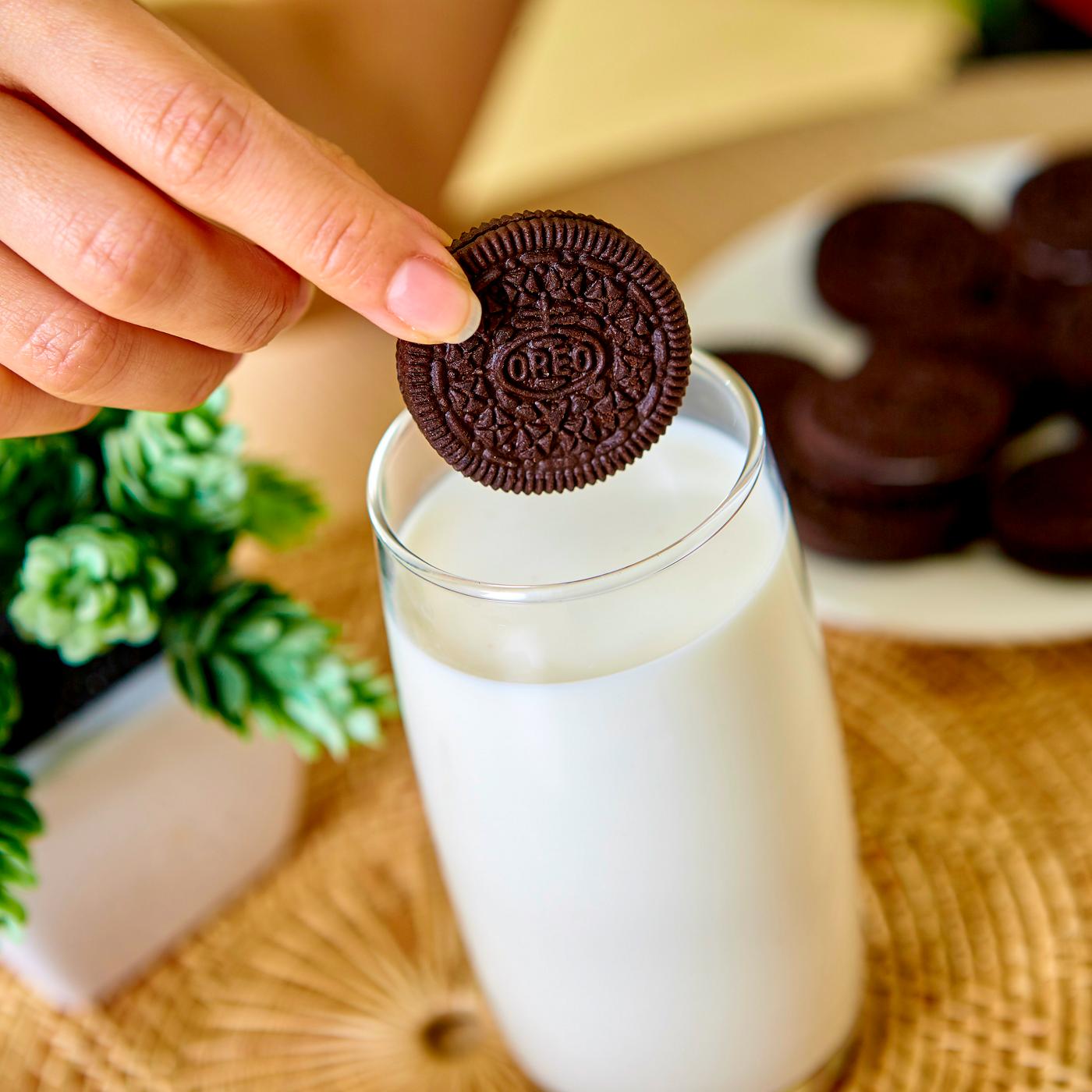 OREO Chocolate Sandwich Cookies Family Size; image 15 of 17