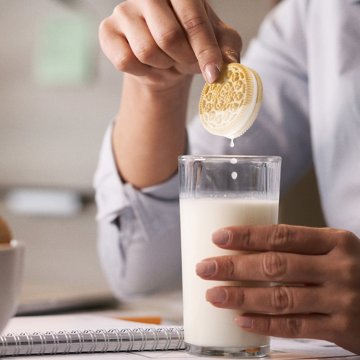 OREO Golden Sandwich Cookies - Family Size, 18.12 oz
