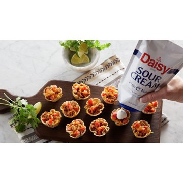Daisy Squeeze Sour Cream , 14 oz