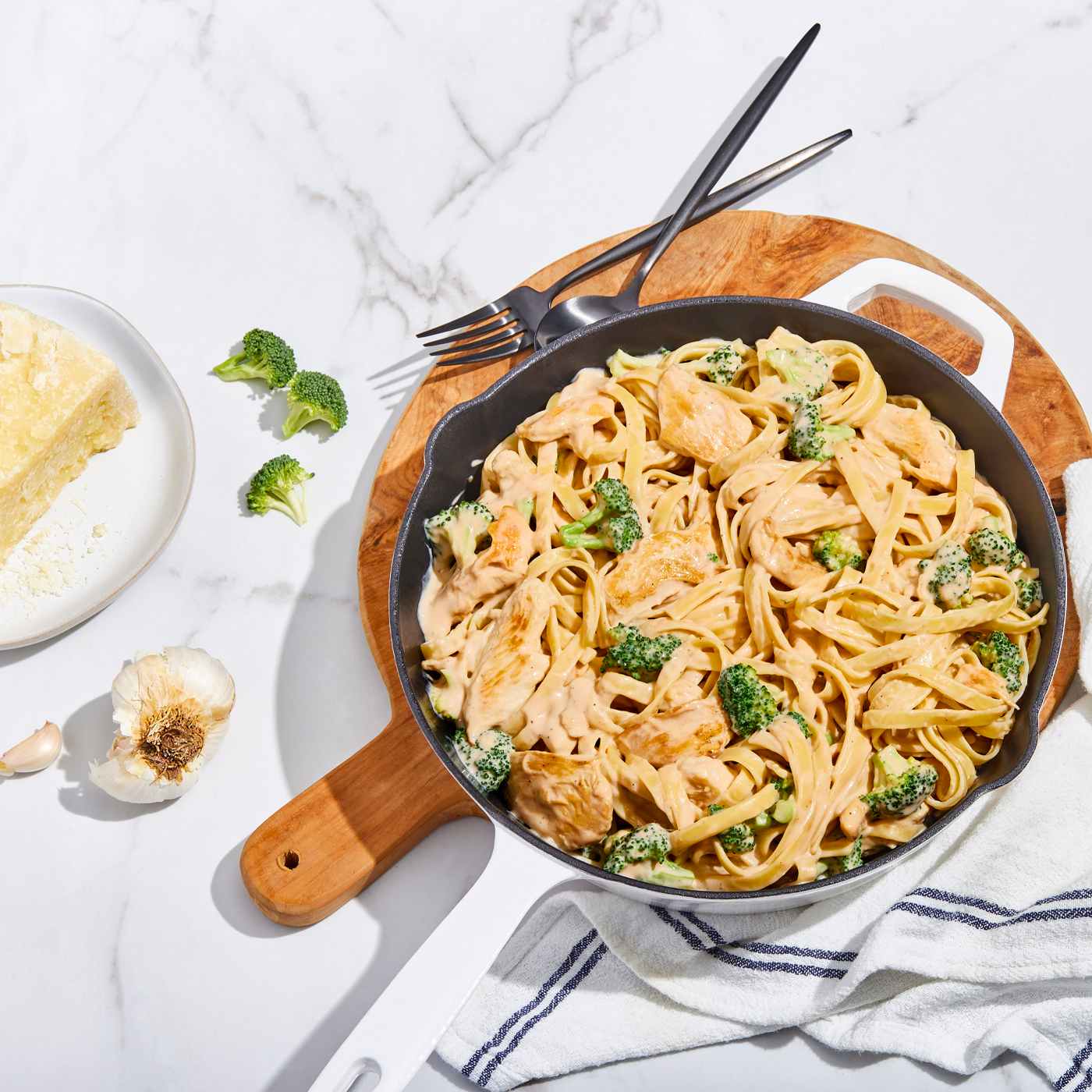 Prego Alfredo Sauce with Roasted Garlic & Parmesan Cheese; image 8 of 15