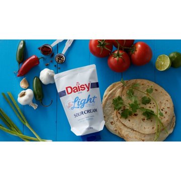 Daisy Squeeze Light Sour Cream, 14 oz