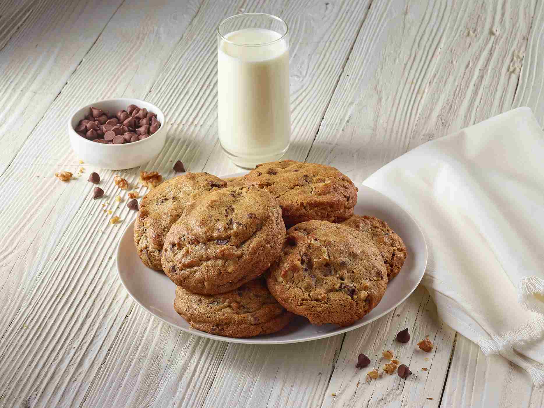 H-E-B Bakery Sensational Chocolate Chip Walnut Cookies; image 3 of 4