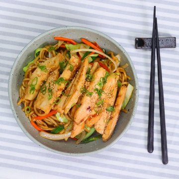 H-E-B Sushiya Chicken Lo Mein Noodle Bowl (Sold Hot), 19.1 oz