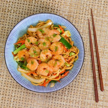 H-E-B Sushiya Shrimp Lo Mein Noodle Bowl - Served Hot, 19.1 oz