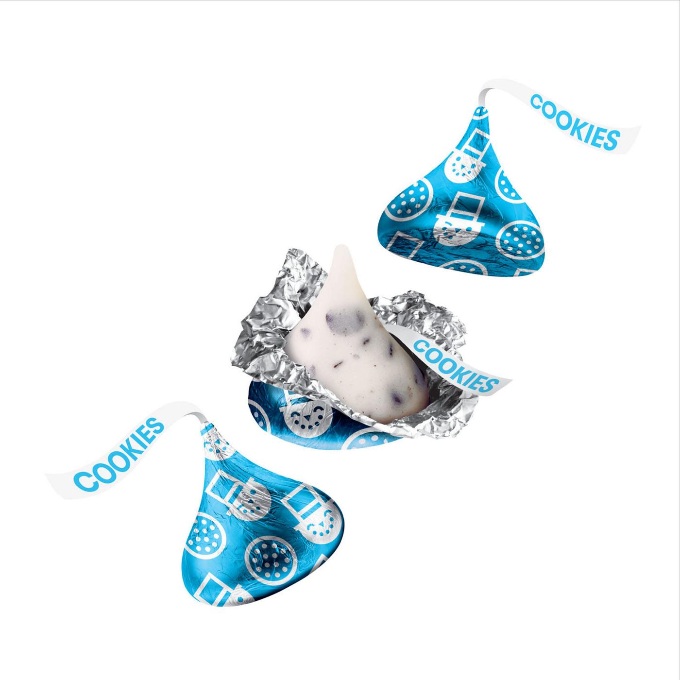 Hershey's Kisses Cookies 'n' Creme Christmas Candy; image 7 of 7