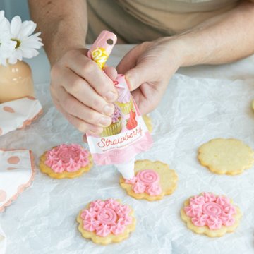 Wilton Strawberry Decorating Icing with 2 Tips