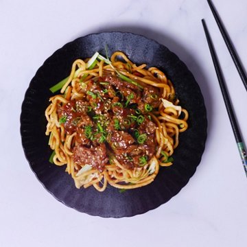 H-E-B Sushiya Beef Lo Mein Noodle Bowl (Sold Hot)