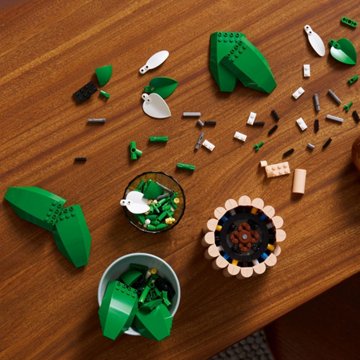 LEGO Botanical Peace Lily Building Set, 474 pc