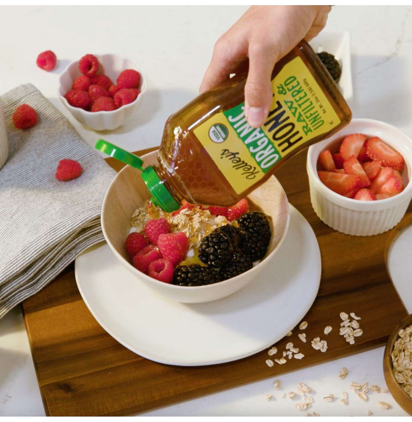 Kelley's Raw Unfiltered Organic Honey; image 2 of 6