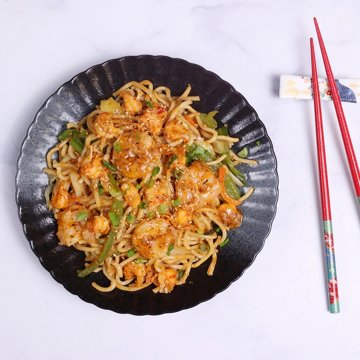 H-E-B Sushiya Crawfish & Shrimp Cajun Lo Mein Noodle Bowl (Sold Hot)