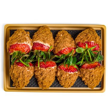 H-E-B Bakery Gourmet Chocolate-Dipped Strawberries - Biscoff Crumbs, 8 ct