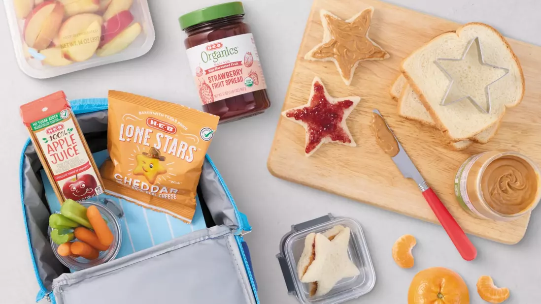 Lunchbox, lone star crackers, sliced apples