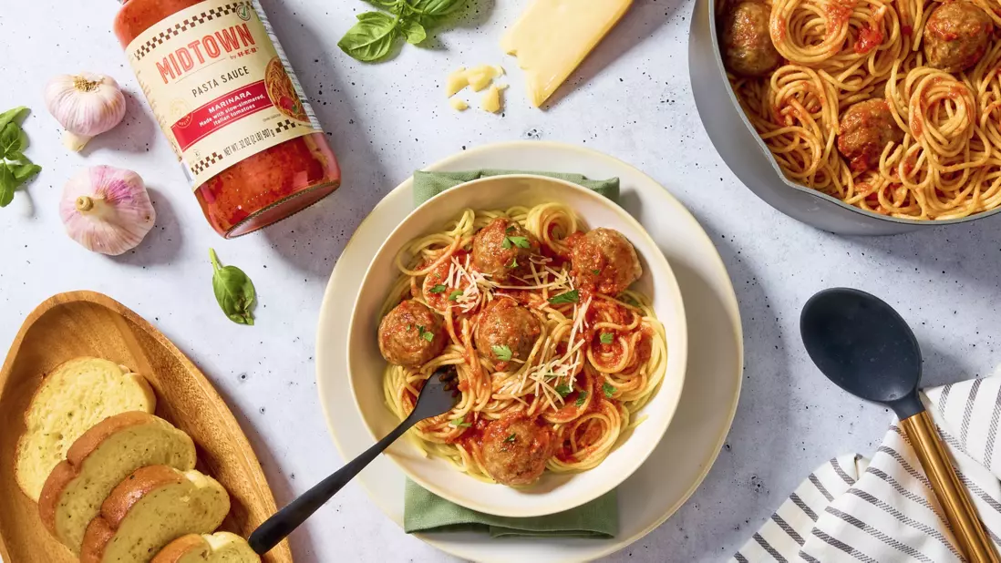 Spaghetti & meatballs in a bowl, garlic bread in a plate
