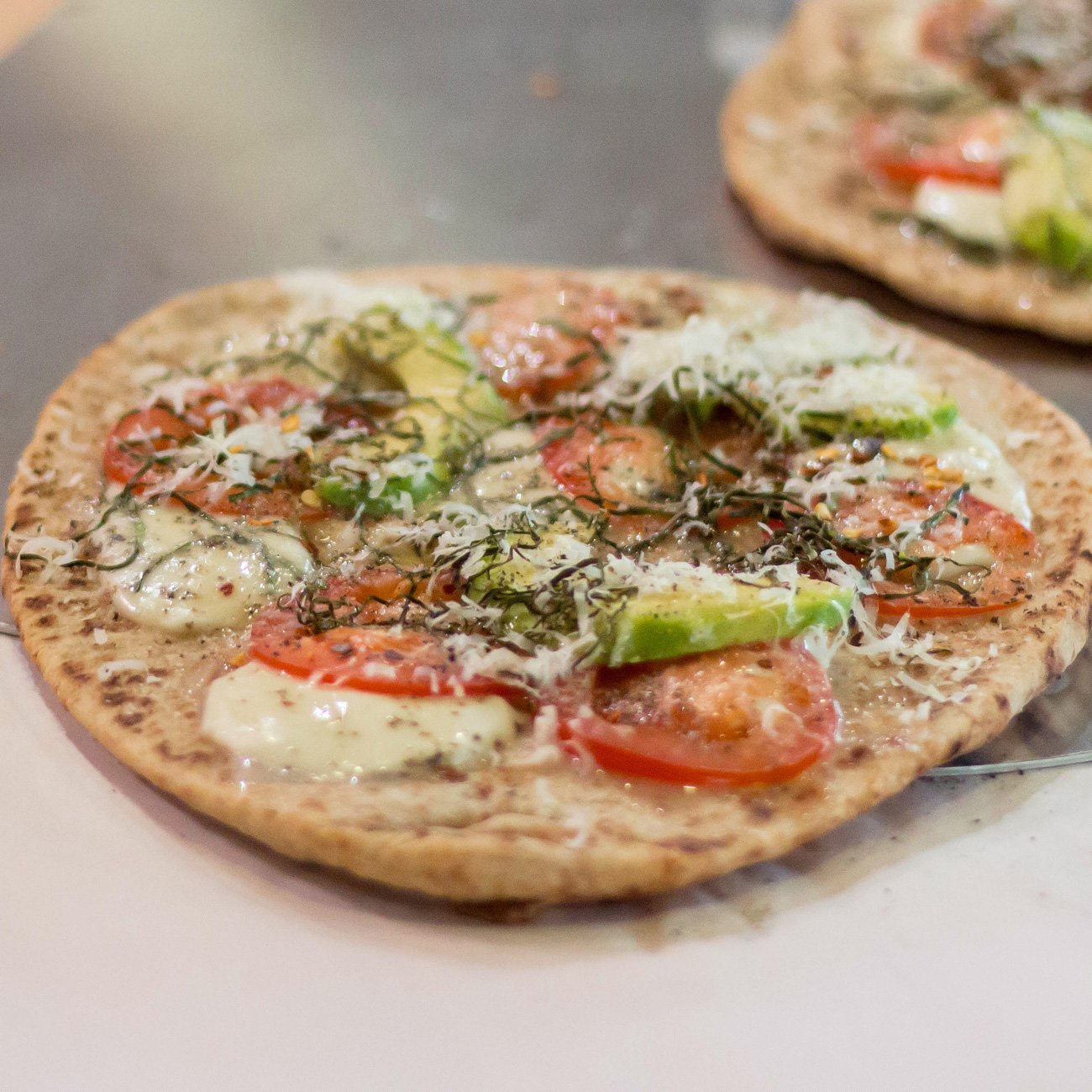 https://images.heb.com/is/image/HEBGrocery/Test/avocado-margherita-flatbread-pizza-recipe.jpg