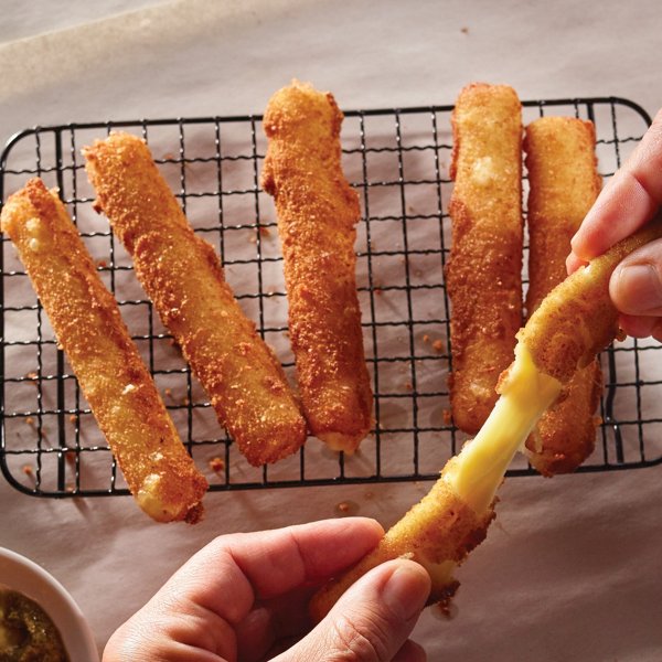 Easy Fried Mozzarella Sticks