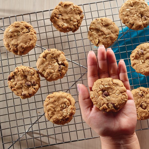 Gooey Peanut Butter and Oats Cookies