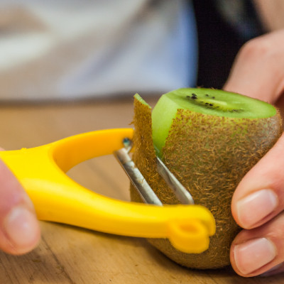 2 Ways to Peel and Cut Kiwi Fruit