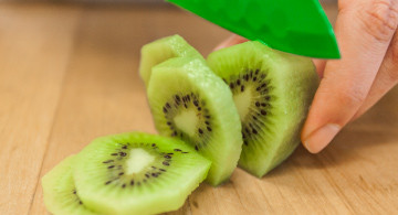 Ways to Peel and Cut Kiwi Fruit