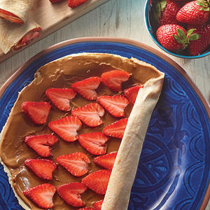 Cookie Butter Strawberry Snack Roll-ups
