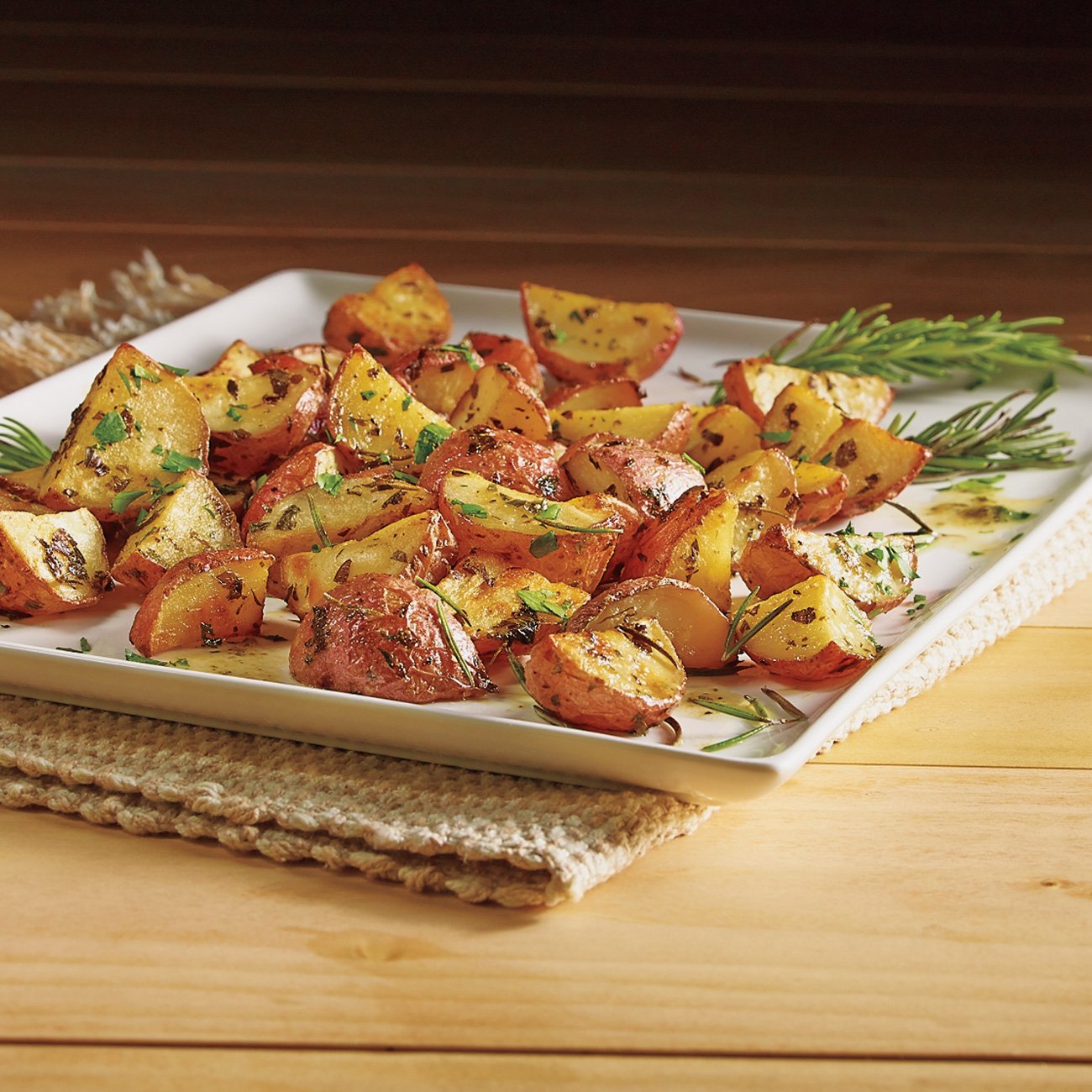 https://images.heb.com/is/image/HEBGrocery/recipe-hm-large/crispy-potatoes-with-roasted-garlic-and-rosemary-recipe.jpg