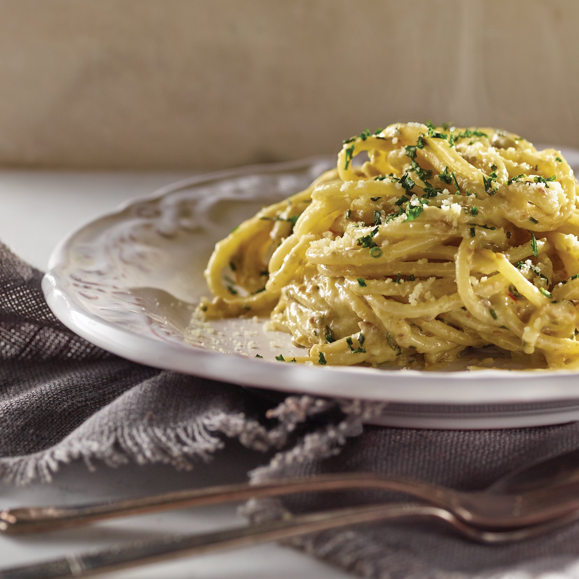 https://images.heb.com/is/image/HEBGrocery/recipe-hm-large/spaghetti-alla-chitarra-with-creamy-olive-and-chive-alfredo-recipe.jpg