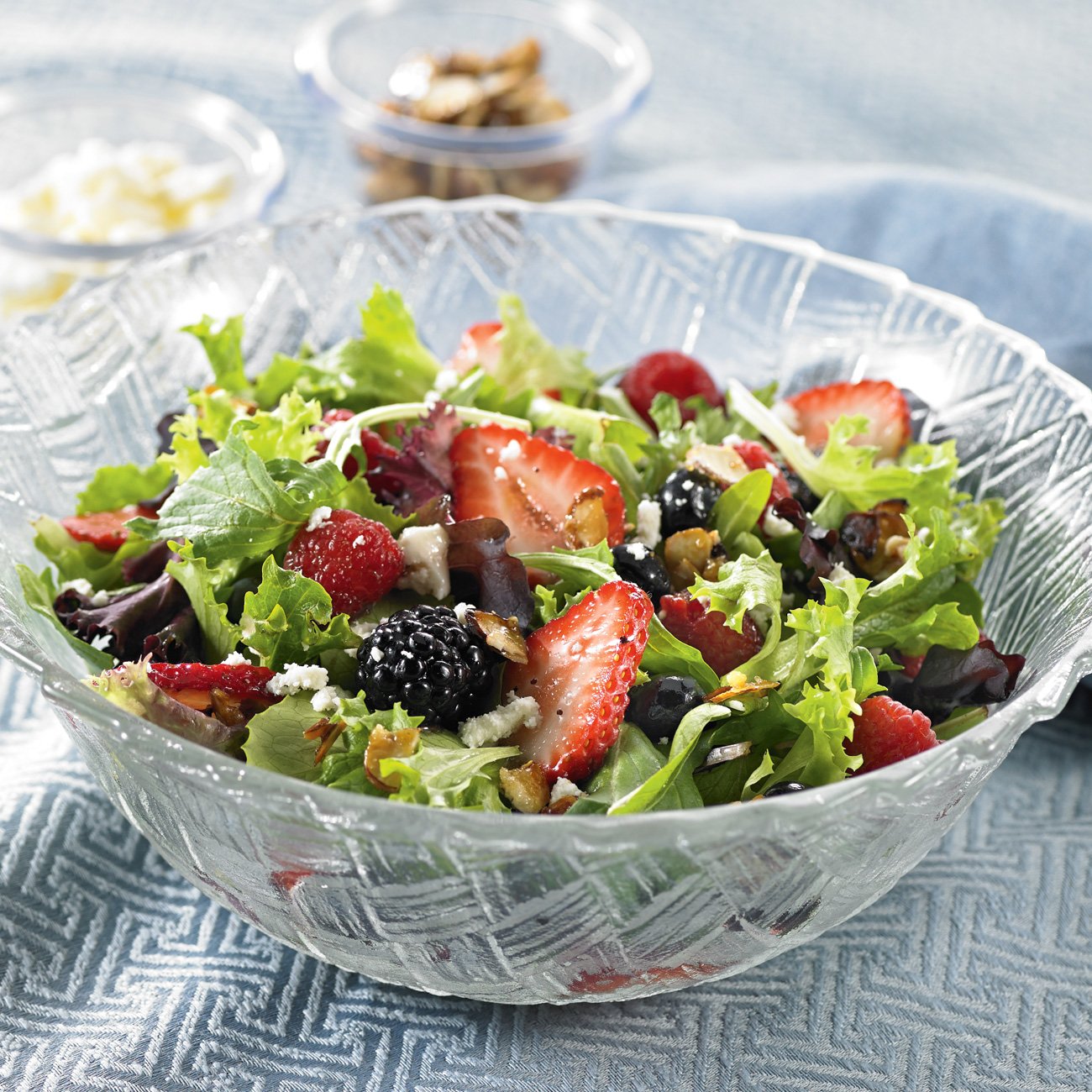 https://images.heb.com/is/image/HEBGrocery/recipe-hm-large/spring-mix-greens-with-fresh-mixed-berries-recipe.jpg