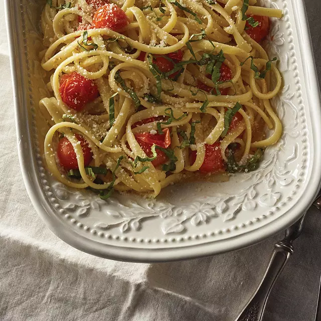 Pomodoro pasta with fresh herbs