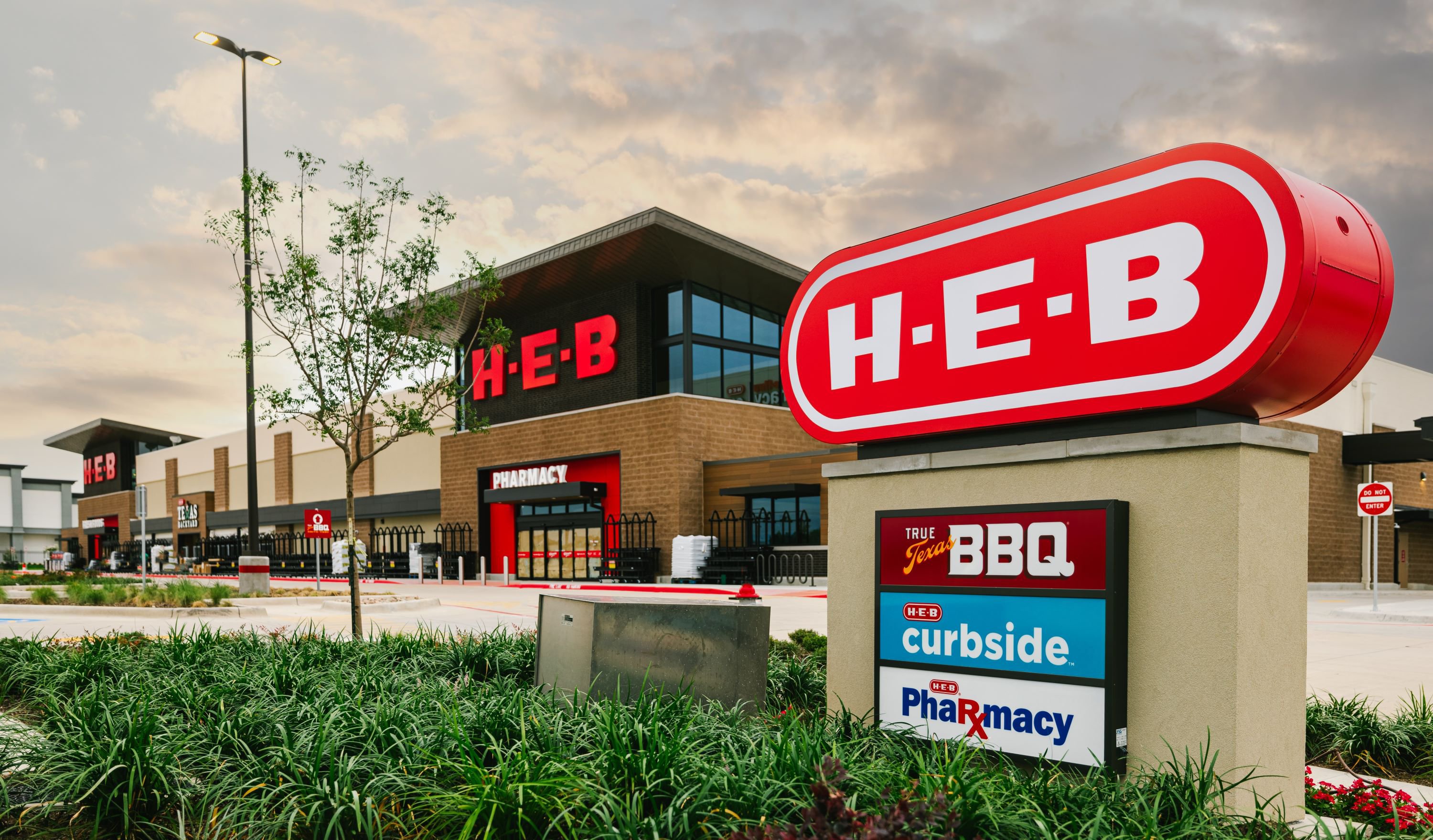 Store Image: H‑E‑B Irving